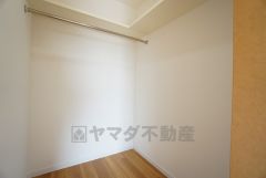 収納力豊富なウォークインクローゼット付き。洋服や小物などを1箇所にまとめて美しい収納を実現します。