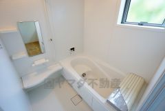 同仕様写真。1坪サイズの浴室は、足をのばしてリラックスできます。浴室乾燥機付きなので、雨の日も気にせず洗濯物が干せます。