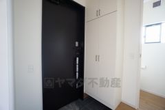 採光も考えられた明るい玄関です。自動で閉まるタッチキーとTVインターホンが装備されているので、セキュリティーも安心。