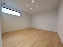 住む人のこだわりを活かす洋室＾＾日当たりがよく、寝室としての利用もおすすめ。広めのクローゼットもあり荷物もすっきり片付けれ、ゆとりのある暮らしが出来ます＾＾