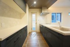 対面式カウンターキッチンでお子様の様子が見守れます。カウンタートップは耐熱性に優れており、日ごろのお掃除もふき取るだけでＯＫ。ステンレスシンクも簡単にお掃除できますよ。