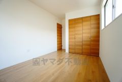 同仕様写真。木目調のシンプルデザインで落ち着きと安らぎの空間に仕上げています。各部屋に収納が完備されているので、お荷物が多くなっても安心の設計です。