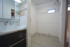 便利な洗面室収納。散らかりがちなバスタオルや清掃用品、化粧品や予備のシャンプー等もきれいに整頓できますね。落ち着いたホワイトトーンの扉なので、観葉植物を置いてもおしゃれですね。