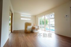 大きな窓のあるリビングは、陽光あふれる明るい空間です。居心地良く、ご家族皆がゆったり寛げる憩いの空間となりそうです。