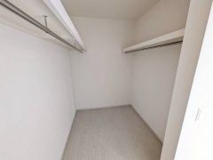 ハンガーパイプ付で散らかりがちな洋服類もきれいに整理できます。使用頻度が少ないものは枕棚の上に、足元には3段ボックスを置いて、フル活用できるクローゼットです＾＾