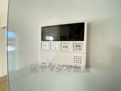 キッチン横からお湯張り、追い炊き、足し湯がボタン一つで楽々操作できる給湯機リモコンです＾＾忙しい夕飯の準備の時間帯に重宝しますね。