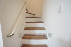 ご年配の方でも安心できる、手すり付き階段です＾＾段差も低めで設定されてますので安全性にも優れてますね＾＾