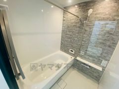 1日の疲れを癒すくつろぎのバスルーム。足を伸ばしてもゆったりと入れるサイズです。お子様と一緒にお風呂に入っても狭くないですね^^