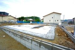 コンビニまで徒歩4分。スーパーまで徒歩6分。ドラッグストア徒歩5分。