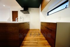 同仕様写真。対面式カウンターキッチンでお子様の様子が見守れます。カウンタートップは耐熱性に優れており、日ごろのお掃除もふき取るだけでＯＫ。ステンレスシンクも簡単にお掃除できますよ。