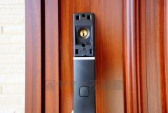 同仕様写真。かざすだけで開閉できる、タッチキー採用の玄関。お買い物帰りで、両手がふさがってきても簡単に中に入れます＾＾