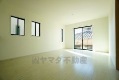 同仕様写真。断熱性能の窓ガラスを採用。省エネ、光熱費カットにも貢献します。 夏は涼しく、冬は暖かく快適に過ごせます。