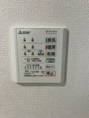 雨の日の洗濯も安心できる浴室暖房乾燥機付き浴室。リモコンで操作もボタン1つで簡単。 浴室暖房乾燥機には、暖房、乾燥、涼風、換気の4つの機能が付いています。タイマー付きです。