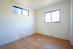 2面採光を確保した明るい室内は、風通しも良く、大変居心地の良い空間となっております。爽やかな風を感じて起きる朝は、快適生活の始まりに。