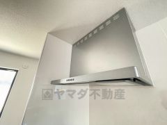 調理により発生する油煙や臭いを吸い込み、屋外へ排気してくれます。