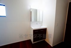 収納が隠れて使いやすい、シャワー付き三面鏡洗面ドレッサーです。朝の準備もぬかりなくできます。