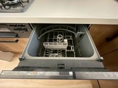 家事の時間が短縮できる食器洗浄乾燥機付。後片付けもラクラクです。 食器を洗う手間が減るので家族とのコミュニケーションの時間や自分の時間が増えますね。