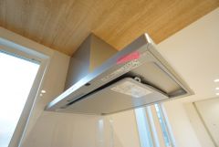 調理により発生する油煙や臭いを吸い込み、屋外へ排気してくれます。