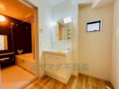 三面鏡つき洗面台。収納も一体型になっているので、ドライヤーやヘアアイロンの置き場に困りませんね。