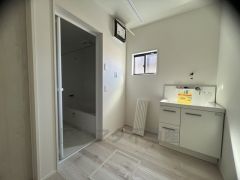 三面鏡つき洗面台。収納も一体型になっているので、ドライヤーやヘアアイロンの置き場に困りませんね。