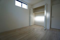 暖かい日差しが差し込む洋室。たっぷり収納できるクローゼット付きでお部屋の中をすっきりと快適に保てます。