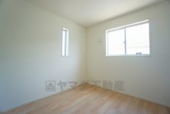 2面採光を確保した明るい室内は、風通しも良く、大変居心地の良い空間となっております。爽やかな風を感じて起きる朝は、快適生活の始まりに。