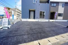 カースペースは停めやすい並列駐車3台付き。