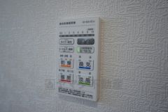 雨の日の洗濯も安心できる浴室暖房乾燥機付き浴室。リモコンで操作もボタン1つで簡単。 浴室暖房乾燥機には、暖房、乾燥、涼風、換気の4つの機能が付いています。タイマー付きです。