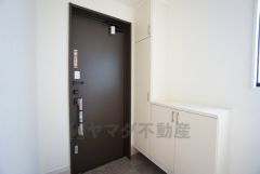 たっぷり収納できるシューズボックスです。家族全員の靴がきれいに整頓できます。棚の上にお花や写真を飾っても良いですね。