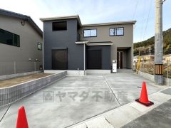 カースペースは2台分確保＾＾ 角地で駐車もスムーズにできます＾＾ ご夫婦で1台ずつ所有も出来ますね＾＾