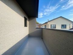 風通しも良く日当たり良好なバルコニーは、洗濯物を干すだけでなく、テーブルセットを置いて休日にブランチ、星を眺めながら晩酌もいいですね＾＾バルコニーのあるステキな生活をお楽しみください＾＾