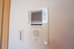 防犯性、セキュリティ対策に安心できるテレビモニター付きインターフォンです。セールスマン対策にもなり安心できます。