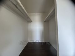 収納力豊富なウォークインクローゼット付き。洋服や小物などを1箇所にまとめて美しい収納を実現します。