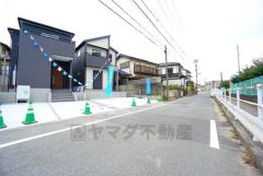 前面道路含む現地外観写真。 前面道路は約7ｍと駐車や離合もスムーズにできます＾＾カースペースは2台付き。
