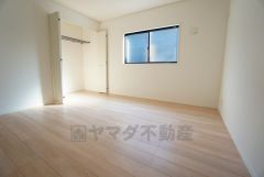 住む人のこだわりを活かす洋室＾＾日当たりがよく、寝室としての利用もおすすめ。広めのクローゼットもあり荷物もすっきり片付けれ、ゆとりのある暮らしが出来ます＾＾