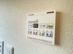 雨の日の洗濯も安心できる浴室暖1号棟。暖房乾燥機付き浴室。リモコンで操作もボタン1つで簡単。 浴室暖房乾燥機には、暖房、乾燥、涼風、換気の4つの機能が付いています。タイマー付きです。
