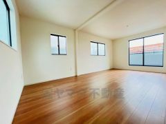 木目調のシンプルデザインで落ち着きと安らぎの空間に仕上げています。各部屋に収納が完備されているので、お荷物が多くなっても安心の設計です。