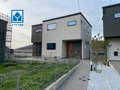 シンプルでいつまでも飽きのこないデザインが周囲の環境に調和し、どんなご家族にもフィットするデザインです。
