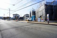 前面道路は南東側約9.1～9.5ｍ。幅広いため、駐車やお車の離合もスムーズです＾＾