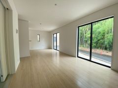 大きな窓のあるリビングは、陽光あふれる明るい空間です。居心地良く、ご家族皆がゆったり寛げる憩いの空間となりそうです。
