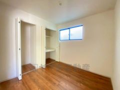 全居室にはたっぷり収納できる大型クローゼットを設置しています。窓には断熱性・保温性にすぐれ、省エネ効果のあるペアガラスを採用。冬には結露を防止します。