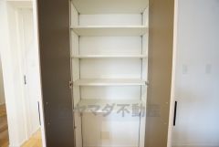 キッチン横パントリー収納。食器やキッチン用品、食料品の保存に便利です＾＾高さのある物もスッキリ収納できます＾＾