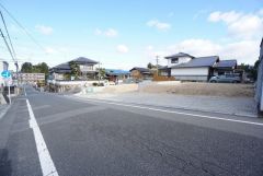 前面道路は公道南西側約6.6。車の通行が少なく小さなお子様がいるご家庭でも安心して過ごせます＾＾ 