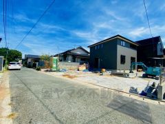 前面道路は交通量が少なく小さなお子様がいても安心です＾＾