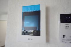 防犯性もばっちり、TVモニター付きインターフォン完備。大きなモニターで玄関先を確認できます。録画機能が付いているので不在時の訪問者も確認できて安心です^^