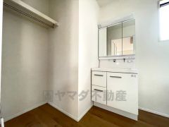 三面鏡つき洗面台。収納も一体型になっているので、ドライヤーやヘアアイロンの置き場に困りませんね。