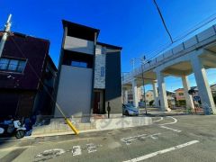 前面道路は北西側約7ｍ、南西側約6.9ｍ。幅広いため、駐車や車の離合がスムーズにできます＾＾スーパー・コンビニ・ドラッグストアまで徒歩7分圏内＾＾