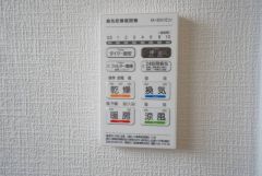 雨の日の洗濯も安心できる浴室暖房乾燥機付き浴室。リモコンで操作もボタン1つで簡単。 浴室暖房乾燥機には、暖房、乾燥、涼風、換気の4つの機能が付いています。タイマー付きです。