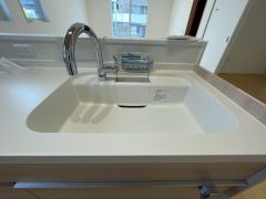浄水器一体型水栓シャワー。色も形もキレイなシンクは、広さも確保しているので、大きめの鍋も簡単に洗えます。