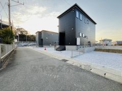 前面道路は交通量が少なく小さなお子様がいるご家庭も安心です＾＾